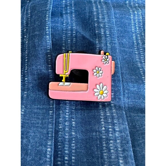 FLORAL Retro Sewing Machine Enamel Lapel Pin NEW - Picture 1 of 3